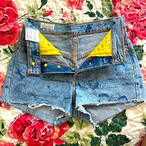 Levis Womens Shorts Jean Peanuts 501 Cut Off Denim High Rise. Like new